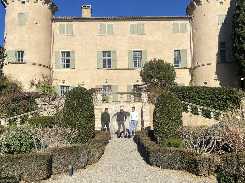 Nos Goguettes Reviennent.
Nous sommes heureux de vous annoncer la première soirée Goguette au château d'Arboras.
Vendredi 13 juin de 19h à minuit. 
Au programme :
Soirée animée par le groupe Madame, Messieurs.
Notre partenaire traiteur La Felouque nous accompagne comme l'an dernier pour vous régaler de son savoir faire.
Nouveauté de la saison : Le Spritz fait son entrée avec l'ingrédient secret de la famille le Strass.
